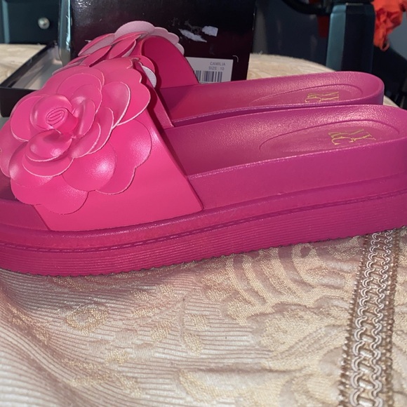 New!  flower Camilla slides In box! NY&C (pink) - Picture 8 of 10